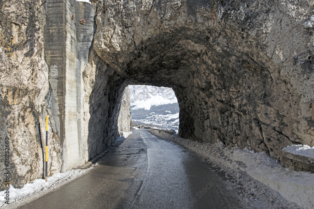 Tunnel nella roccia con neve