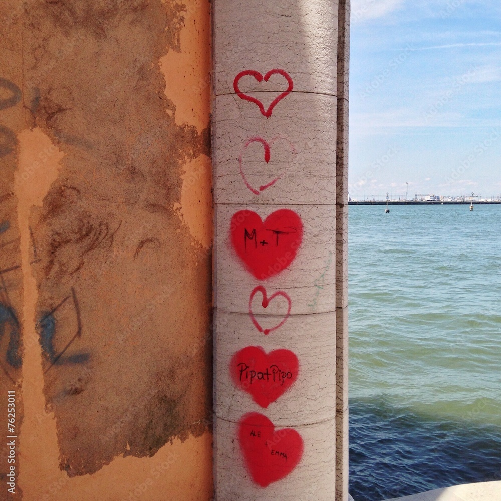 Rote Herzen in Venedig - obrazy, fototapety, plakaty 