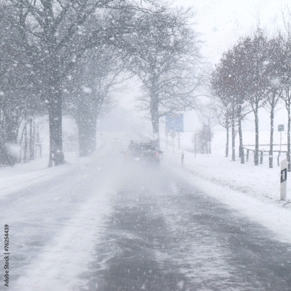 Obraz premium winterlicher strassenverkehr