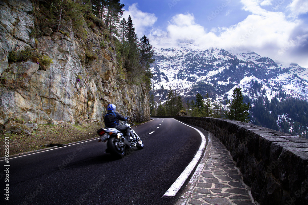 Motorrad fahren in den Bergen