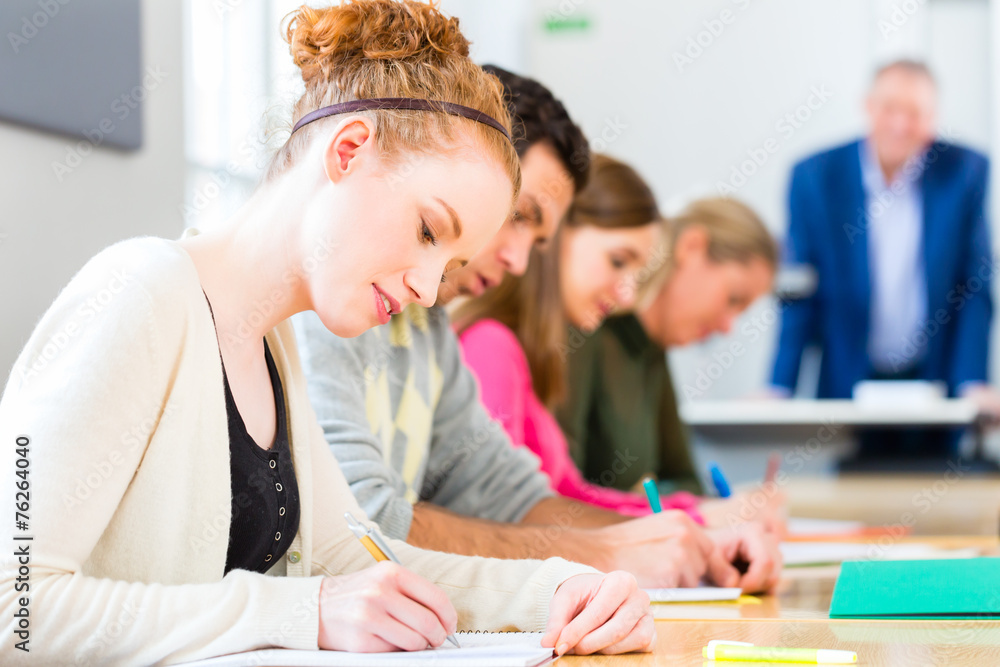 Fototapeta premium Universität Studenten schreiben Examen Test