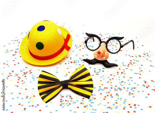 Faschingsraktikel mit Konfetti