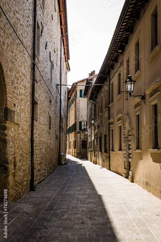 Fototapeta Naklejka Na Ścianę i Meble -  street in medieval town, Italy
