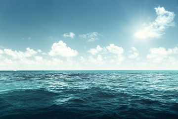 Fotobehang Oceaan golven Heldere hemel boven de oceaan  © Iakov Kalinin