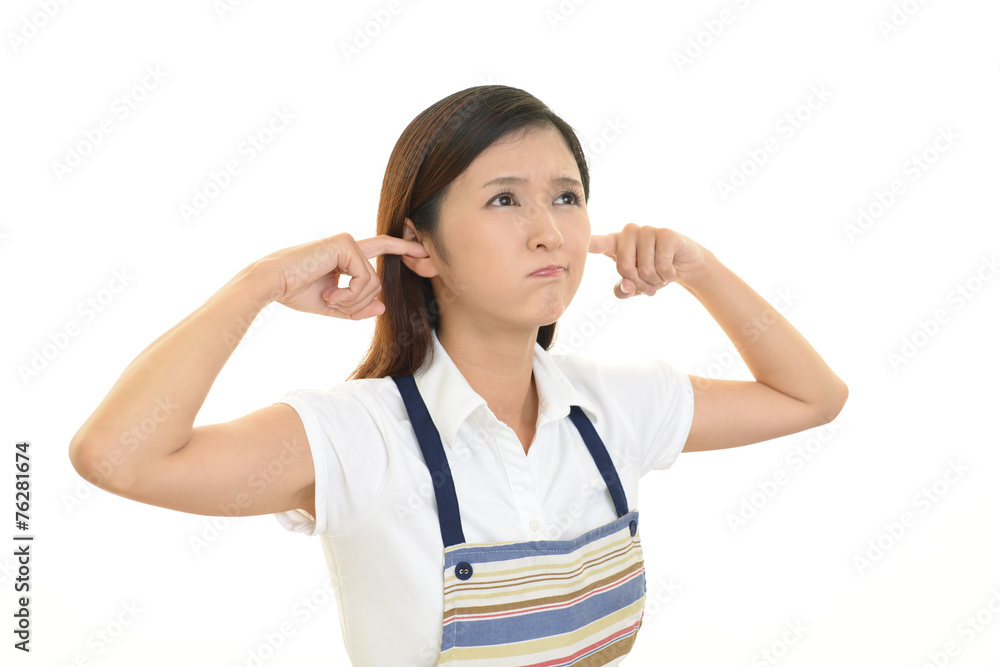 怒った表情の主婦