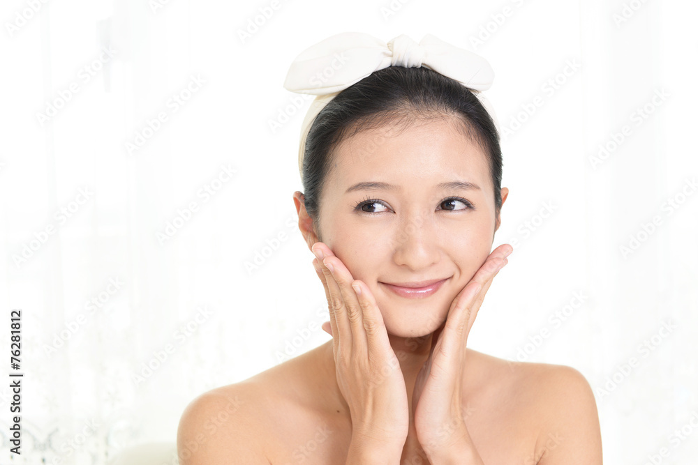 フェイスマッサージをする女性