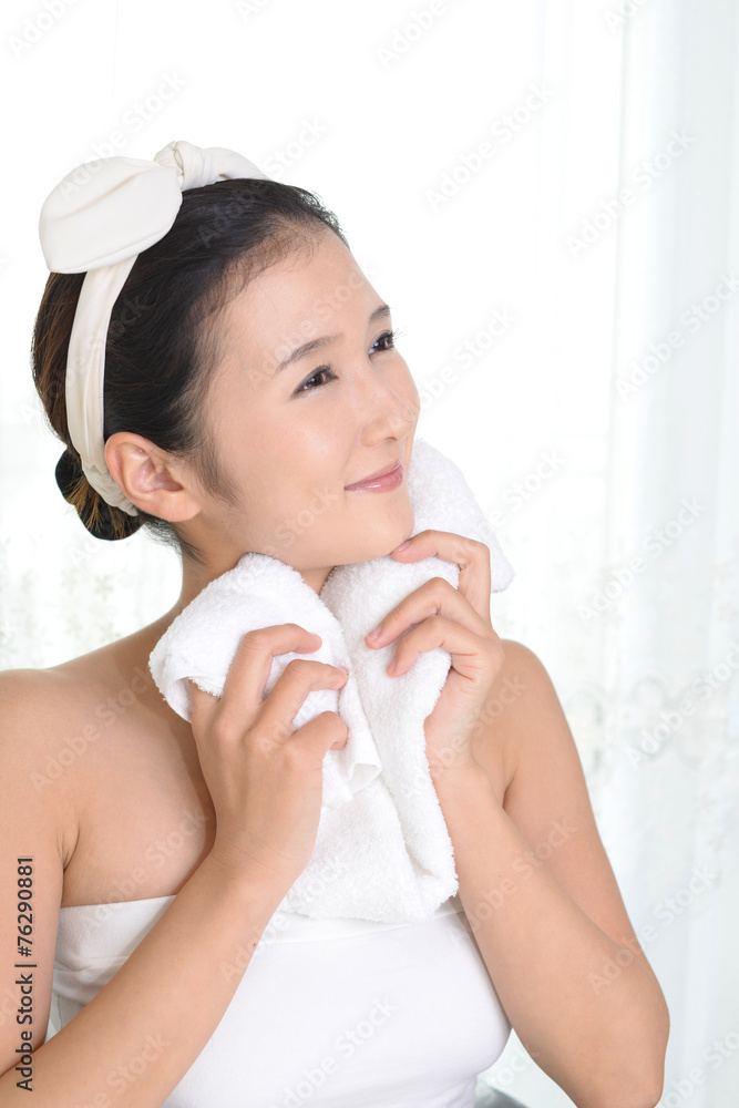 スキンケアをする女性