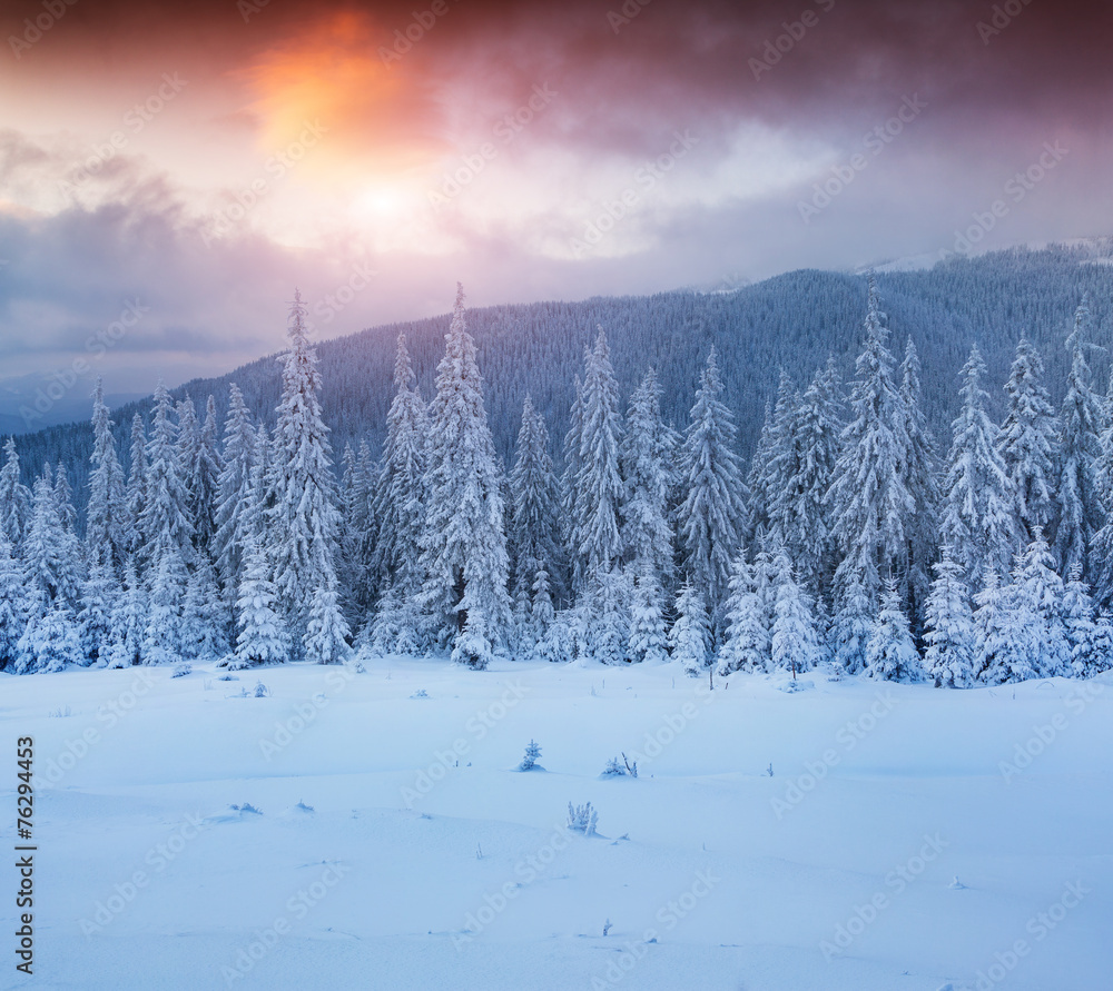 Obraz premium Colorful winter sunset in the mountains