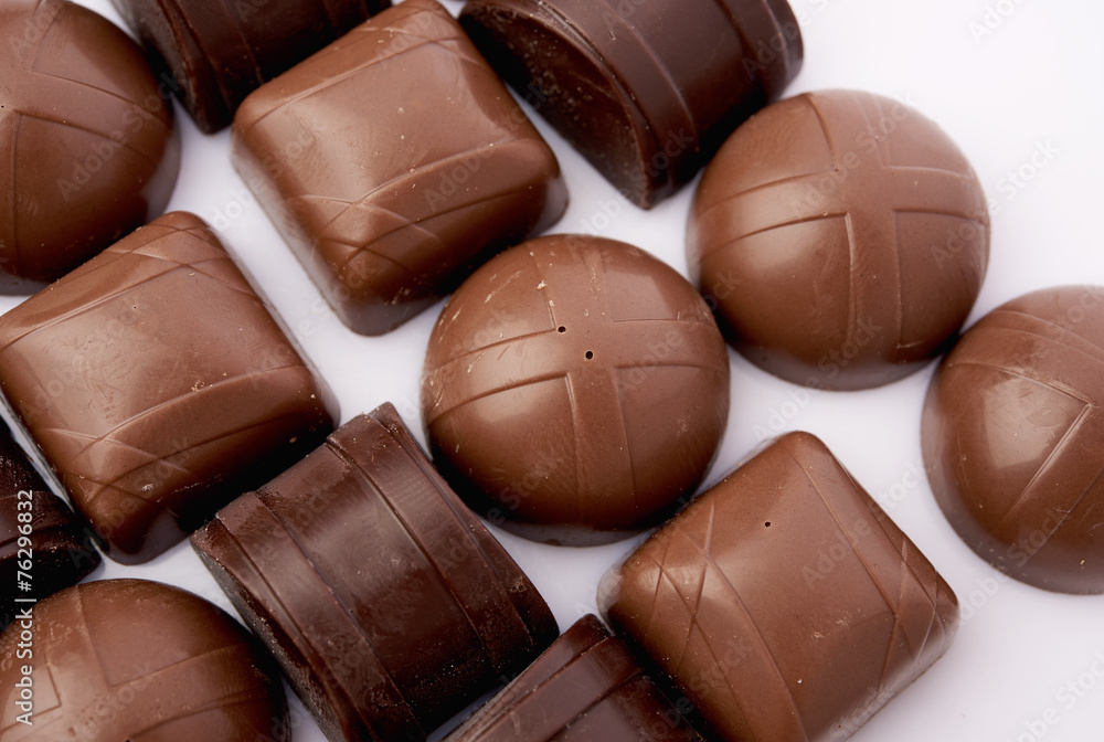 Naklejka premium Dark chocolate on a white background