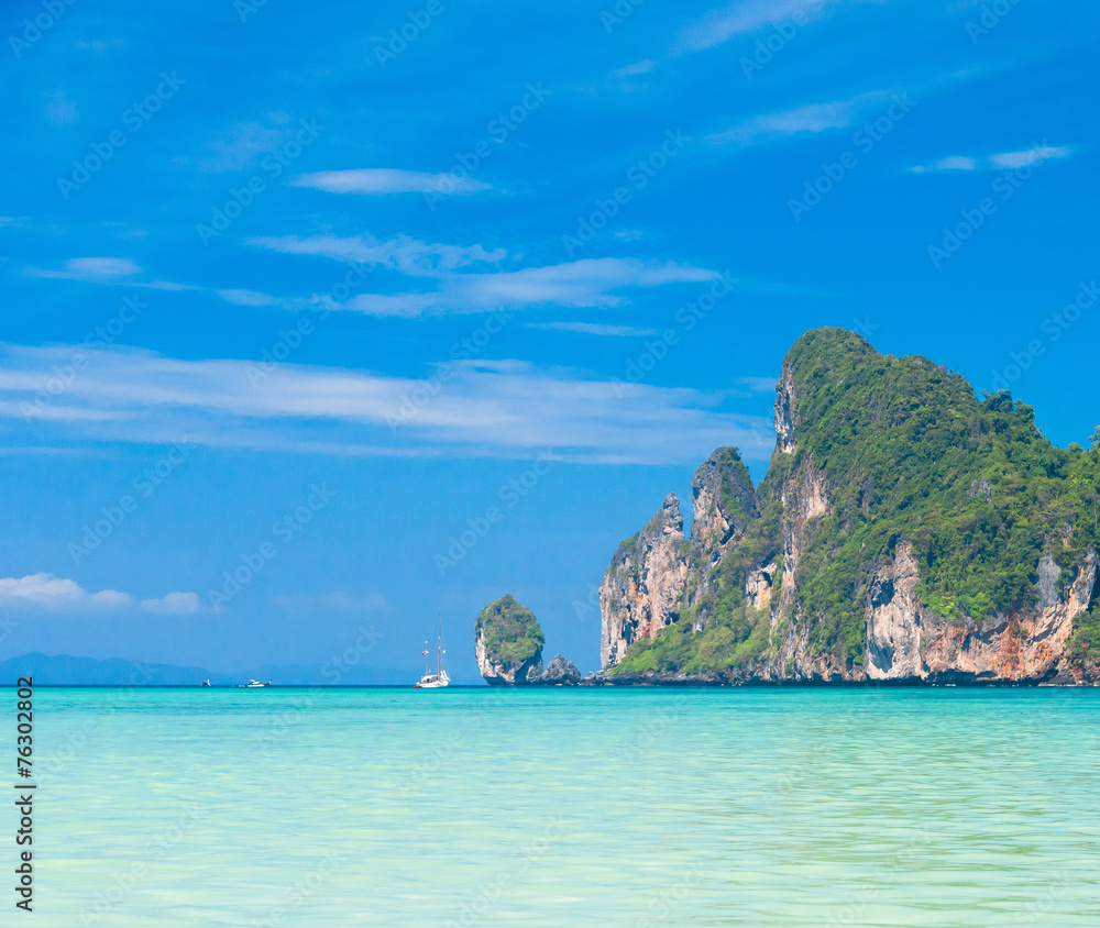 Naklejka premium High Cliff Tranquil Bay
