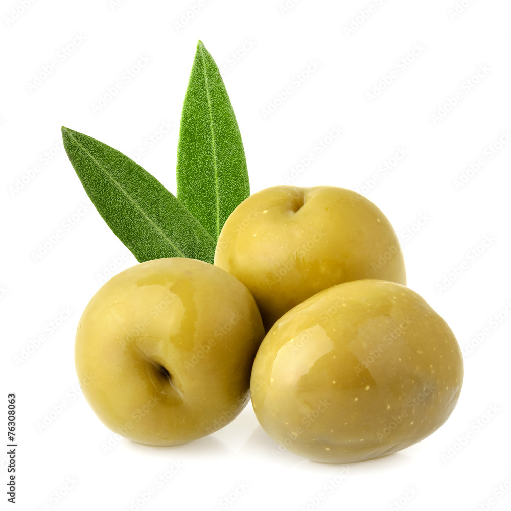 Obraz premium Green olives isolated