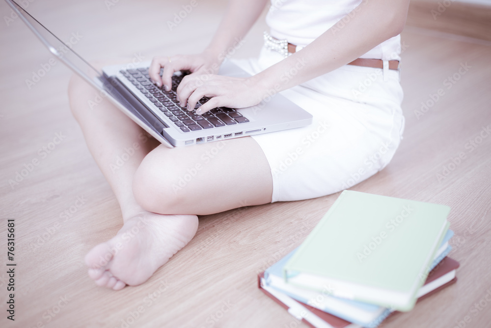 Naklejka premium Asian woman using laptop at home