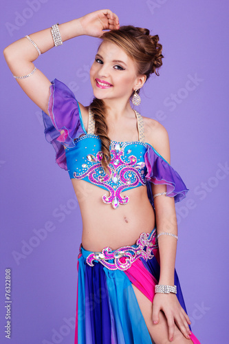 Obraz na plátně Beautiful belly dancer wearing a purple costume