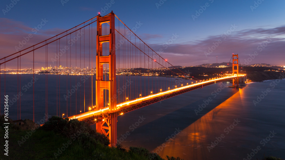 Fototapeta premium Golden Gate Bridge at Dusk