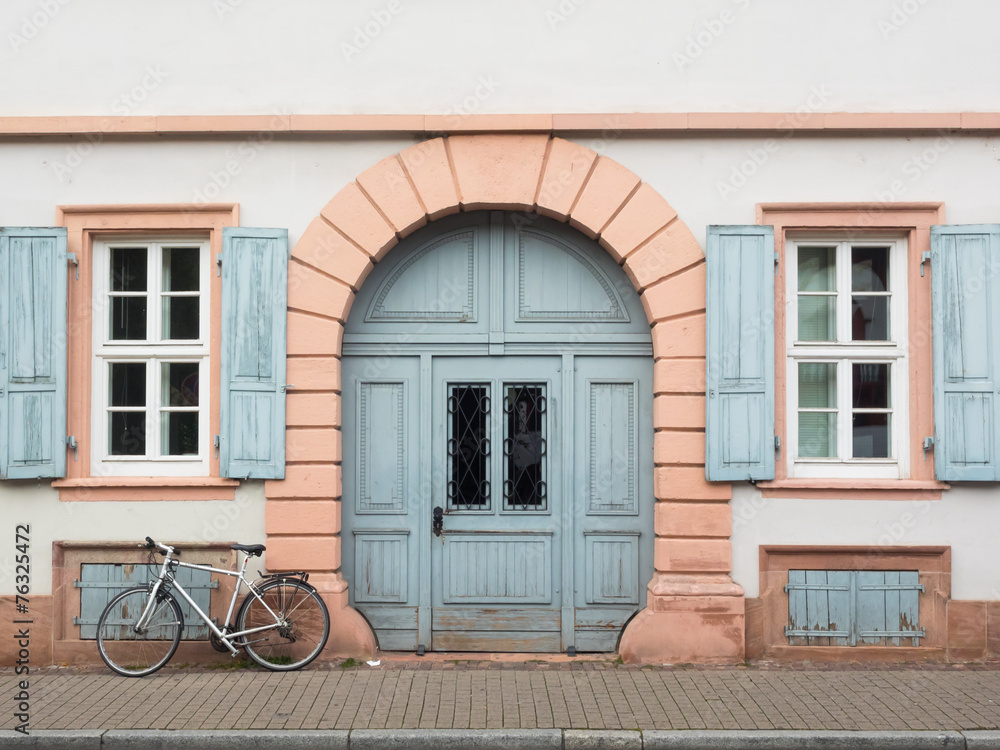 Fassade eines alten Hauses und Fahrrad