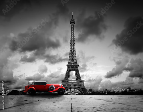 Fototapeta Effel Tower, Paryż, Francja i retro czerwony samochód. Czarny i biały