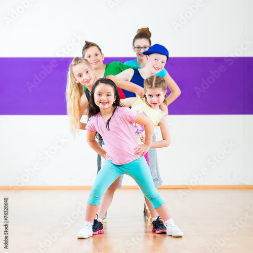 Kinder trainieren Zumba Fitness in Tanzschule