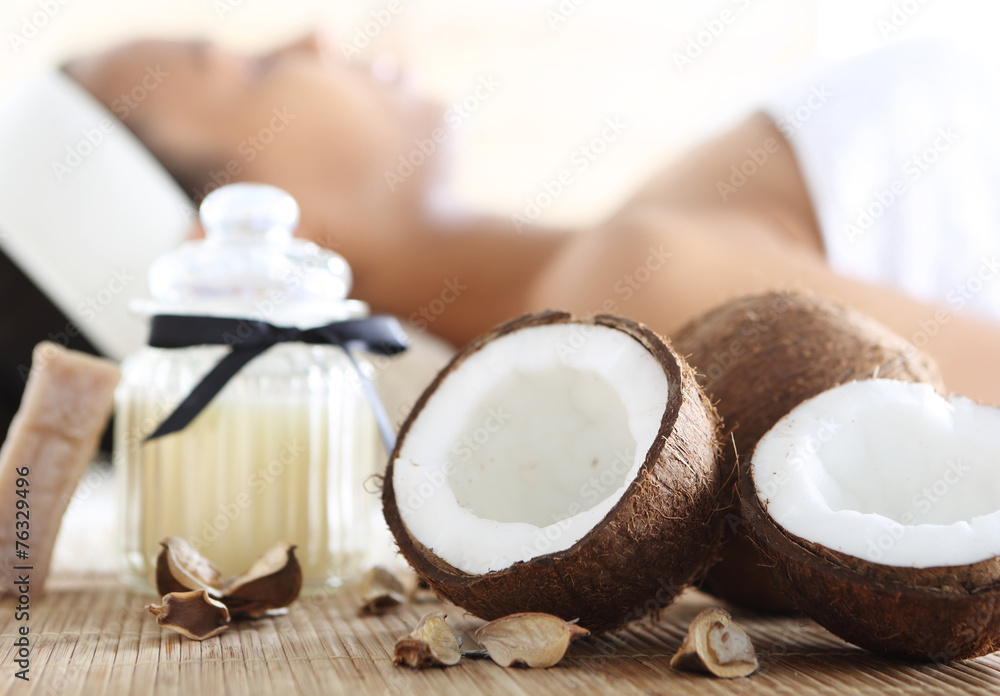 Wellness& spa, Zabieg z użyciem olejku kokosowego - obrazy, fototapety, plakaty 