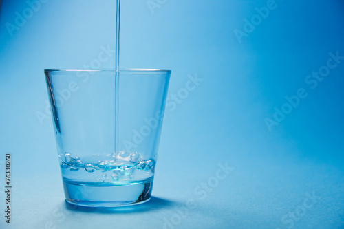 bicchiere d'acqua,, bicchiere, pieno