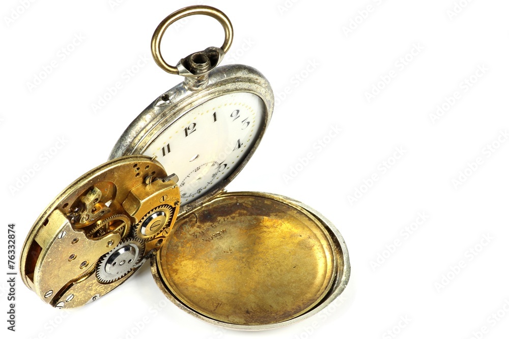Gehäuse und Uhrwerk einer Taschenuhr isoliert auf weißem Hintergrund Gehäuse und Uhrwerk einer Taschenuhr isoliert auf weißem Hintergrund