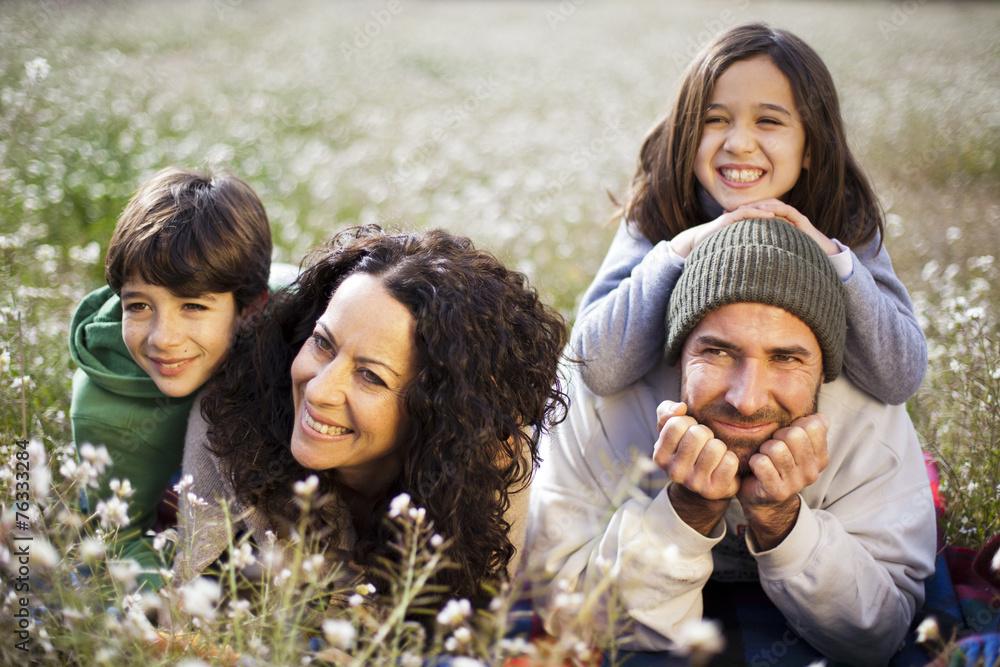 Familia tumbada sobre la hierba en el campo