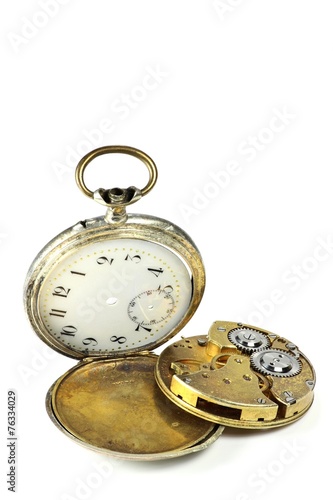 Gehäuse und Uhrwerk einer Taschenuhr isoliert auf weißem Hintergrund