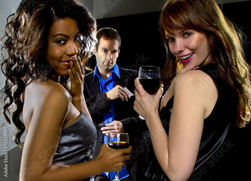 Принти на полотні women seducing a man at a bar or nightclub