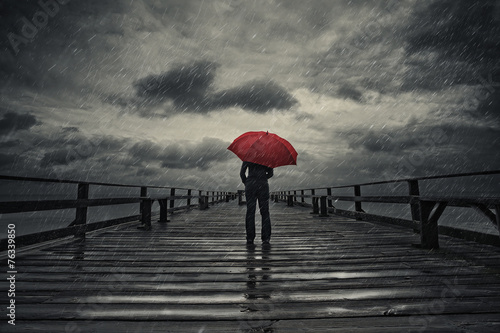 Tableau sur toile Parapluie rouge dans la tempête