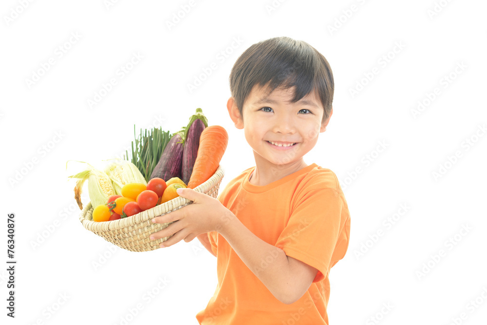 野菜を持つ笑顔の男の子