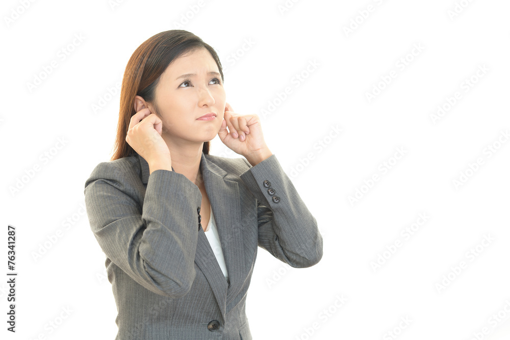 耳を押さえる女性
