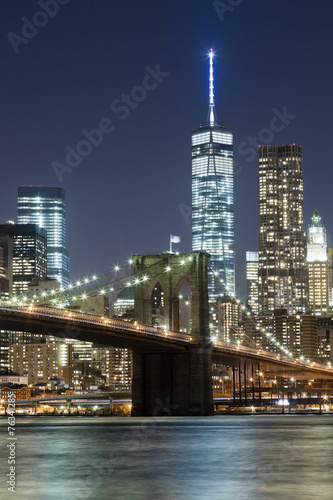 Fototapeta Naklejka Na Ścianę i Meble -  The New York City skyline w Brooklyn Bridge