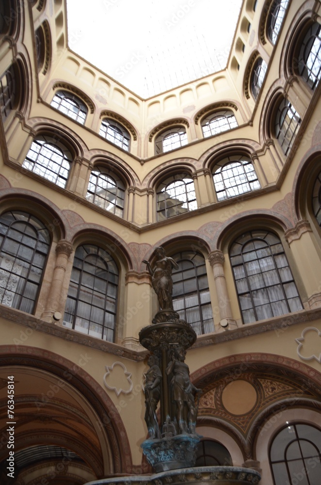 Cour intérieure, fontaine, Vienne 