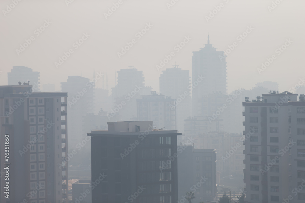 Stadt im Nebel