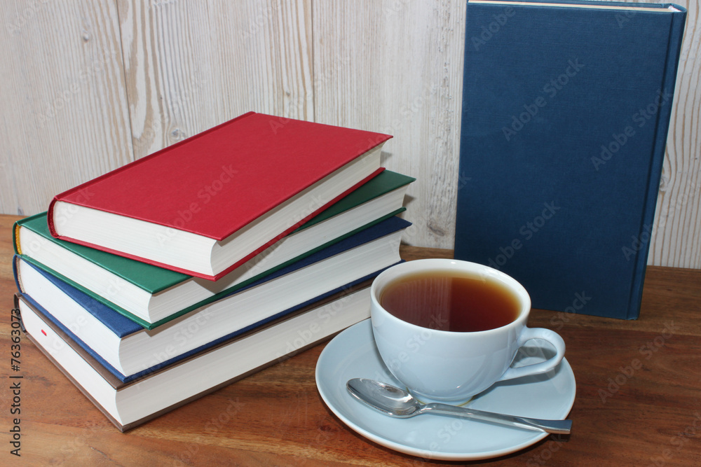 Fototapeta premium Entspannung mit Tee und Büchern