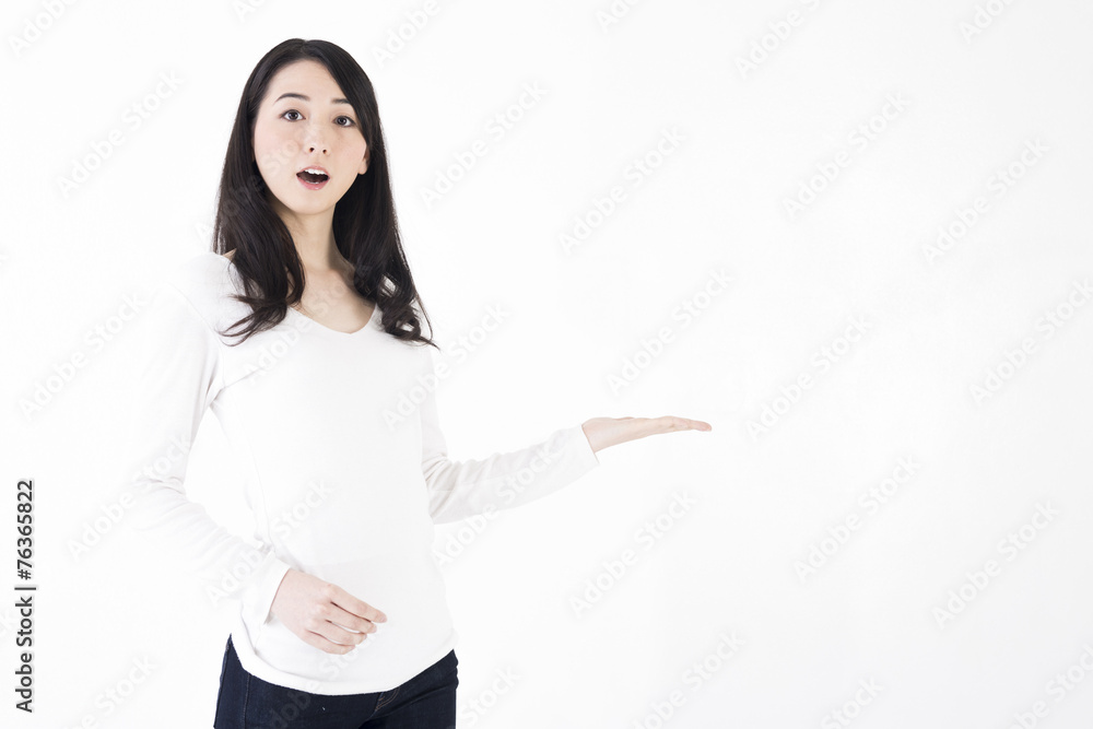 若い女性 驚きや笑顔で指差し広告スペース 若い女性 驚きや笑顔で指差し広告スペース
