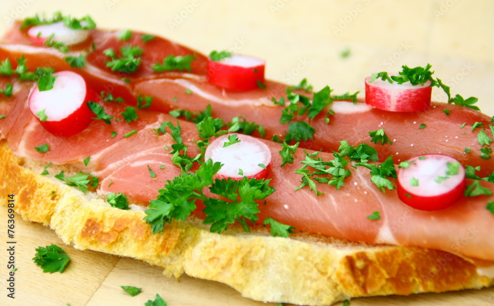 tartine de pain,jambon cru et petits radis persillés tartine de pain,jambon cru et petits radis persillés