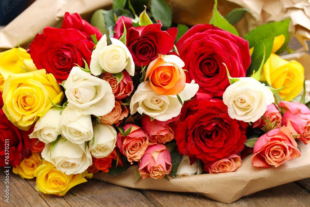 wunderschöner, bunter Rosenstrauß Stock-Foto | Adobe Stock