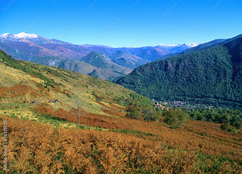 Ariège, randonnée au dessus du village de Larcat