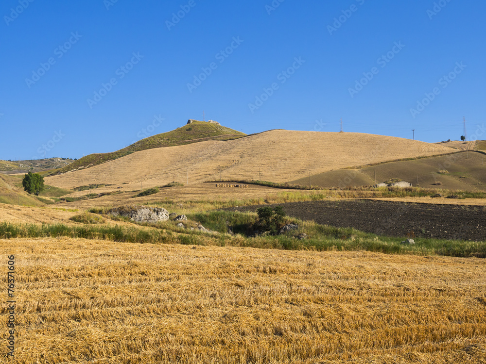 Landwirtschaftliches Anwesen in Kornfeldern bei  Enna, Sizilien