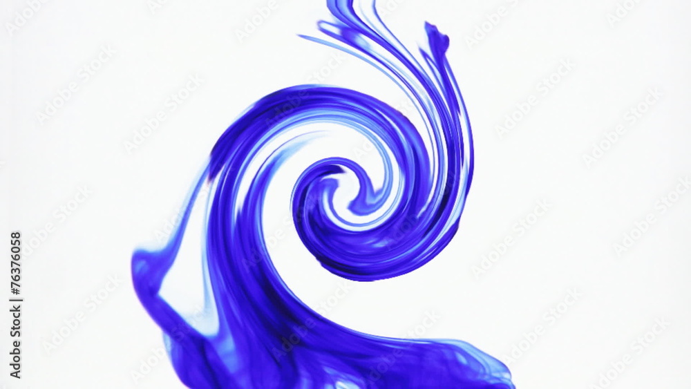 Wasserwirbel mit blauer Tinte