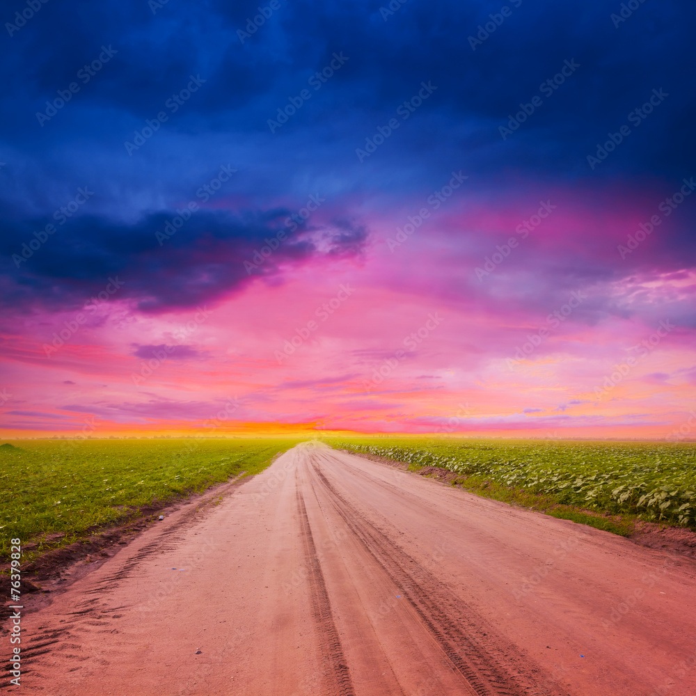 Fototapeta premium road to a dramatic sunset