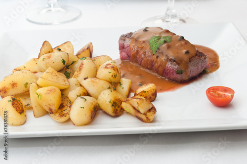 pavé de boeuf sauce au poivre pommes de terre  photo