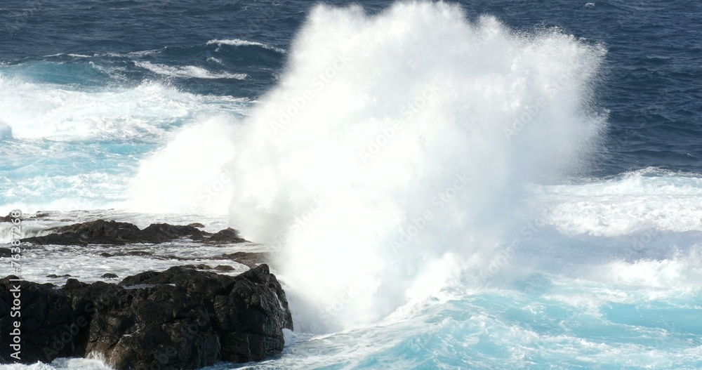 4K, Dramatic water waves splashing and crashing against rocks 4K, Dramatic water waves splashing and crashing against rocks