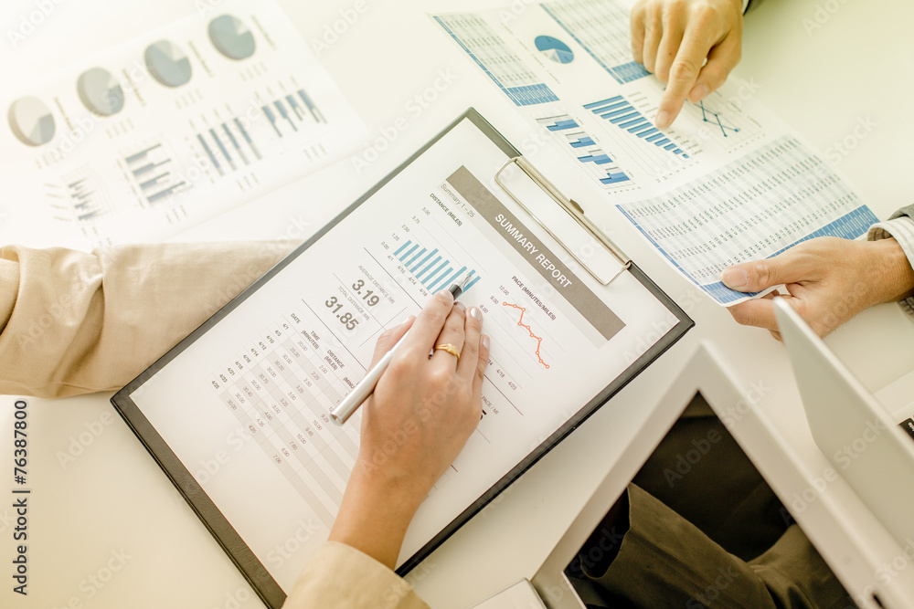 Obraz premium Business people discussing the charts and graphs showing the res