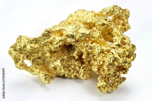 Goldnugget aus Queensland/ Australien isoliert auf weißem Hintergrund