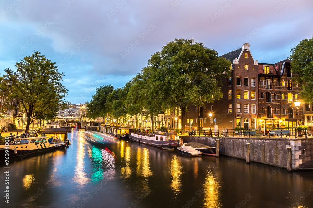 Naklejka premium Amsterdam at night