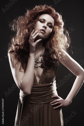 Fotografija woman with bright red curly hair