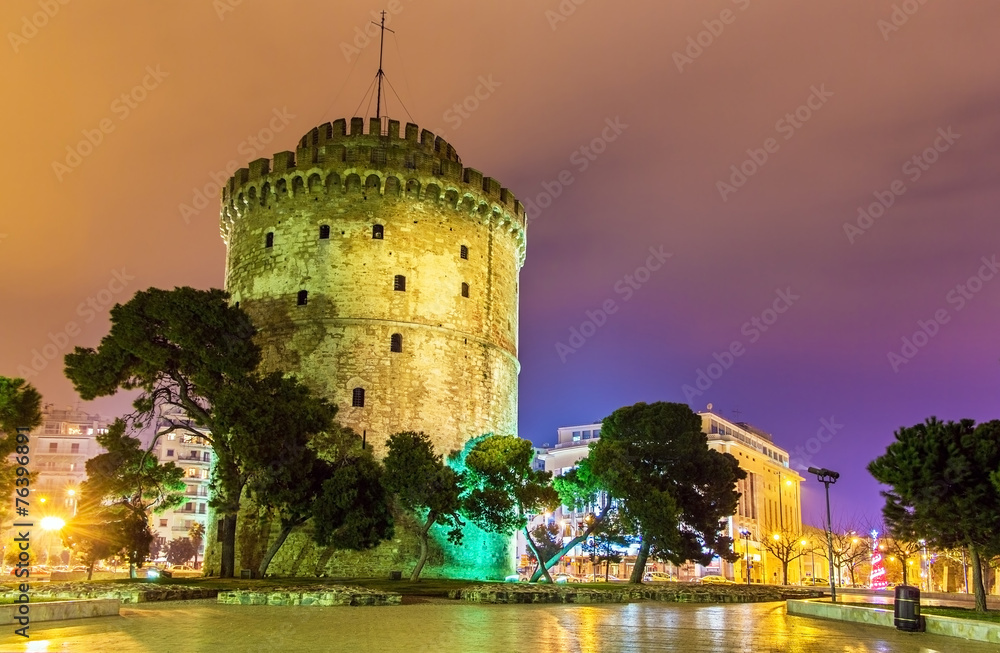 White Tower of Thessaloniki in Greece at night - obrazy, fototapety, plakaty 