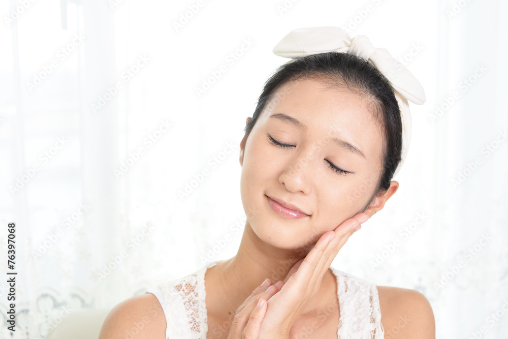 寛ぐ女性 寛ぐ女性