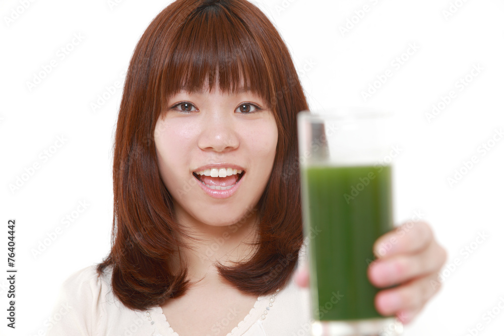 青汁を持つ女性
